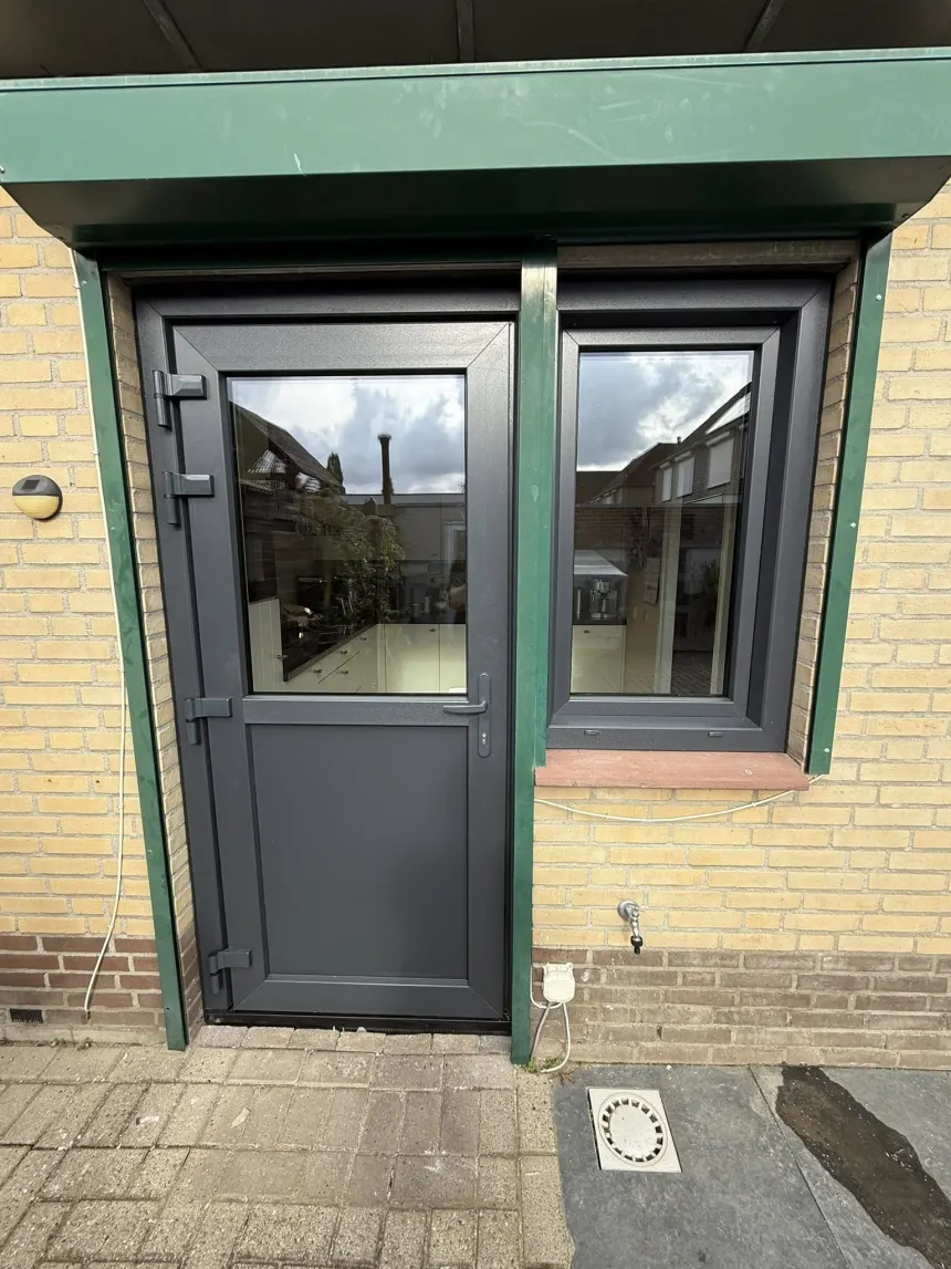 Kunststof kozijnen en rolluiken montage door VijfSterrenHuis Bouw