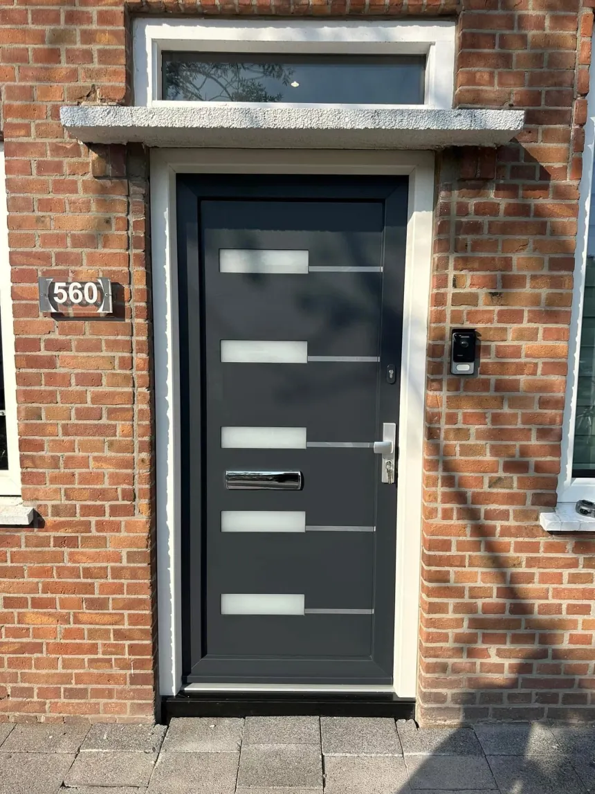 Montage van kunststof kozijnen en schuifpui door VijfSterrenHuis Bouw