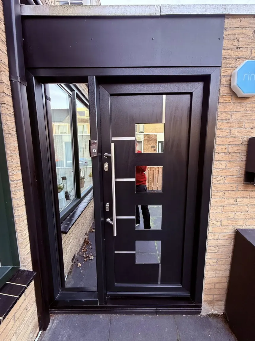 Montage van kunststof kozijnen en schuifpui door VijfSterrenHuis Bouw